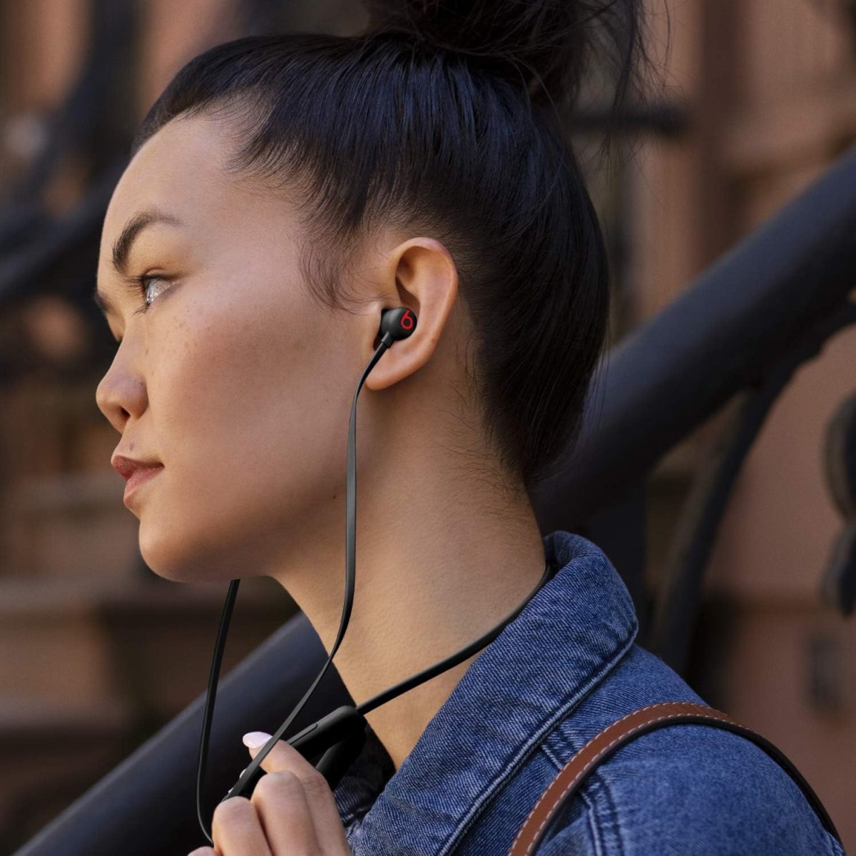 Beats Flex Wireless Earbuds - Apple W1 Headphone Chip, Magnetic Earphones, Class 1 Bluetooth, 12 Hours of Listening Time, Built-in Microphone - Black - Image 4